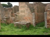 03221 ostia - regio i - insula xii - caseggiato dei triclini (i,xii,1) - hof - becken an der nordwestecke li neben der treppe.jpg